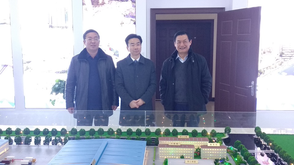 工作人員正在裝車