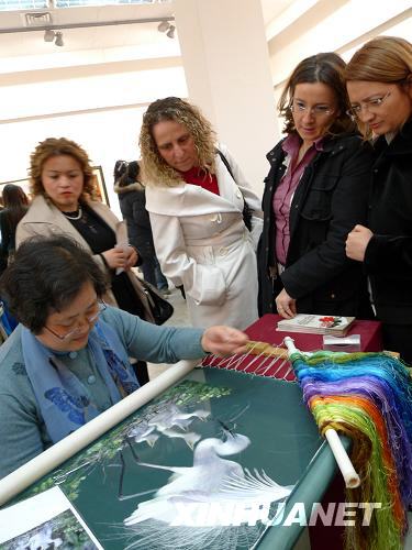 蘇繡精品 繡娘現(xiàn)場表演 外賓參觀蘇繡